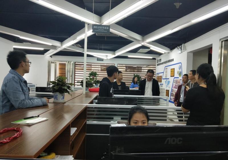 02 罗光杰了解金年金官网往届毕业生与实习生工作情况.jpg